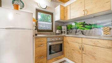 Familienchalet, 1 Schlafzimmer, Bergseite (Ladybug House With Whirlpool) | Eigene Küche | Kühlschrank, Ofen, Herdplatte, Wasserkocher mit Kaffee-/Teezubehör