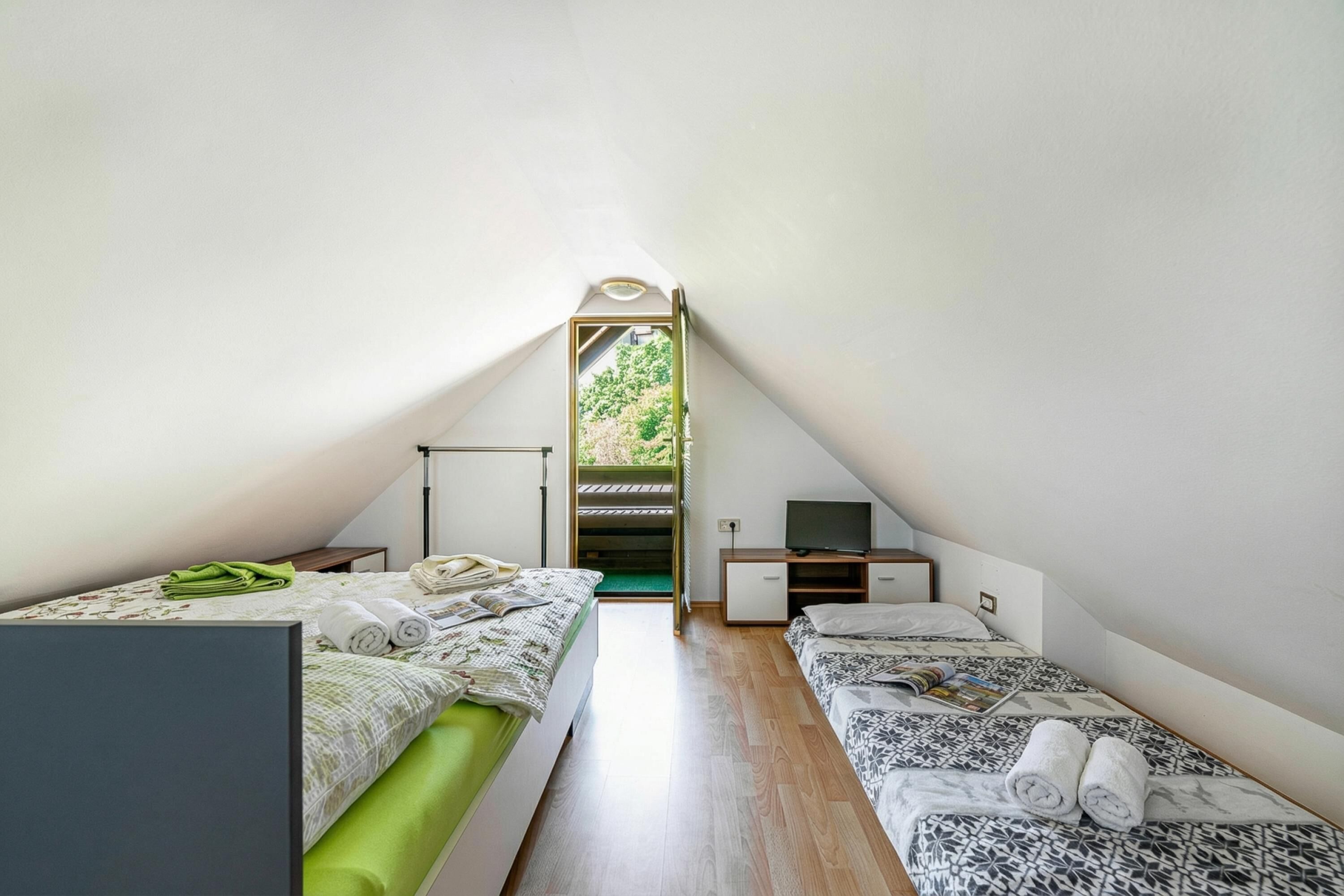 Familienchalet, Mehrere Schlafzimmer, Bergseite (Ladybug House With Whirlpool) | 1 Schlafzimmer, kostenloses WLAN, Bettwäsche