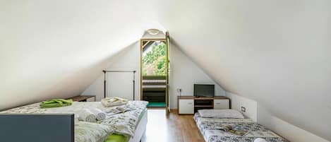 Family Chalet, Multiple Bedrooms, Mountainside (Ladybug House With Whirlpool) | 1 bedroom, free WiFi, bed sheets