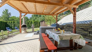 Family Chalet, Multiple Bedrooms, Mountainside (Ladybug House With Whirlpool) | Outdoor dining