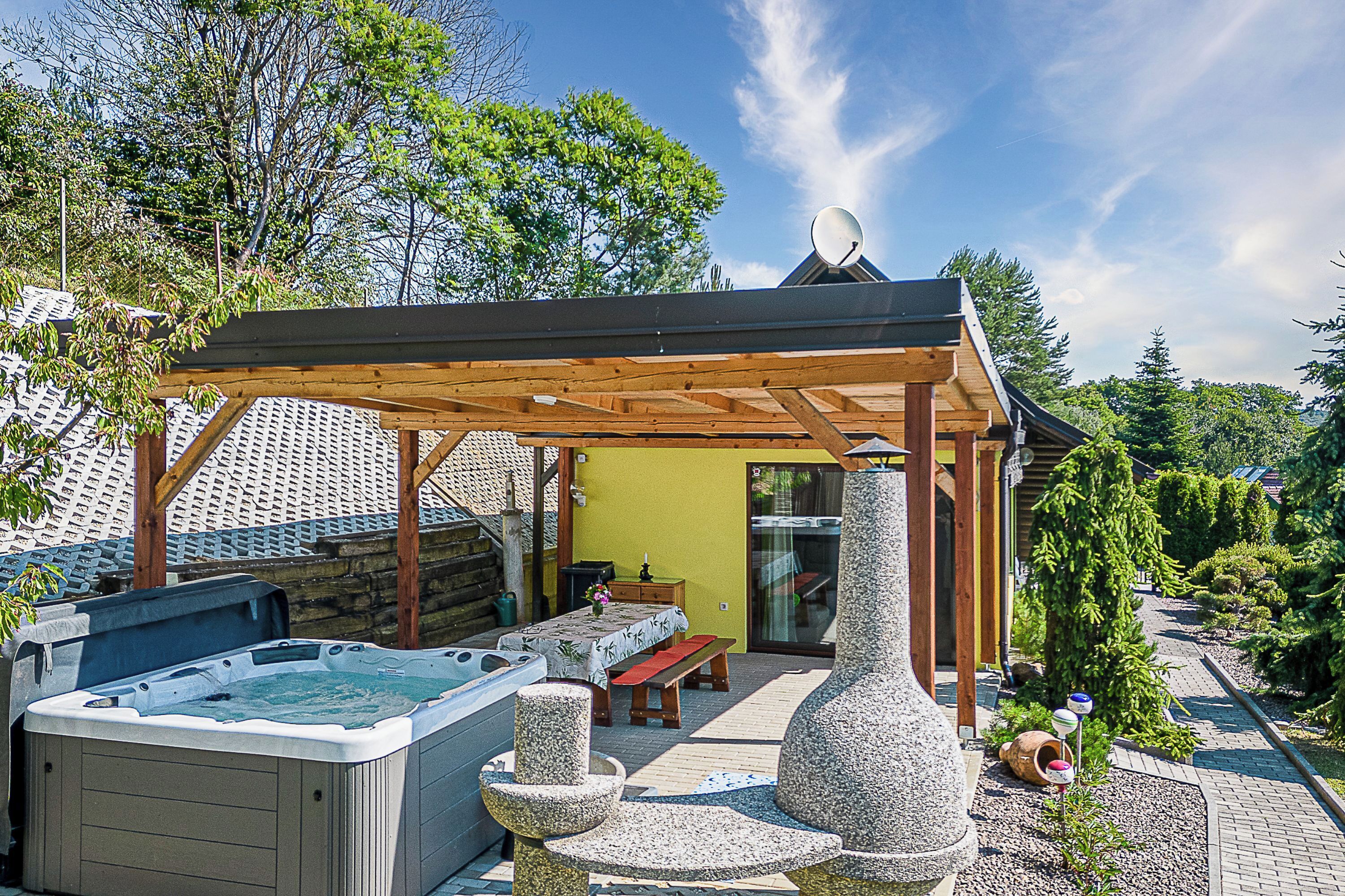 Chalet familiar, varias habitaciones, junto a la montaña (Ladybug House With Whirlpool) | Restaurante al aire libre