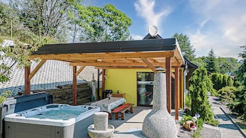 Chalet Keluarga, beberapa kamar, tepi gunung (Ladybug House With Whirlpool) | Tempat makan outdoor