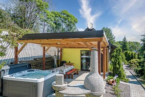 Xalet familiar, diversos dormitoris, al costat de la muntanya (Ladybug House With Whirlpool) | Exterior
