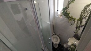 Douche, sèche-cheveux, serviettes fournies, savon