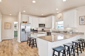 Fridge, microwave, oven, dishwasher - Reduced Rate! Coastal Caboose *Pet-Friendly, Community Pool* (Gulf Shores)