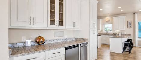 Kjøleskap, mikrobølgeovn, ovn og oppvaskmaskin