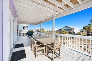 Outdoor dining - Steps to Beach | Pet Friendly | Community Pools and Pier (Gulf Shores)
