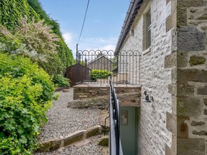 Property grounds - 3 bedroom accommodation in Holden (Holden)