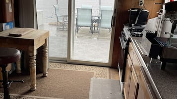 Refrigerador, microondas, parrilla de estufa y cafetera y tetera
