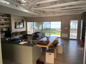 Villa | Aire de séjour | Téléviseur connecté, foyer, lecteur de DVD, ordinateur