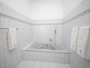 Ensemble douche/baignoire, savon, papier toilette