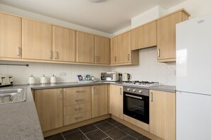 Køleskab, mikrobølgeovn, ovn, kogeplade