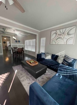 Televisión y chimenea 