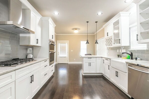 Microwave, dishwasher, cookware/dishes/utensils