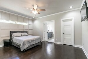 4 عدّة غرف نوم ومكواة/لوح كي وواي فاي وملاءات أسرّة