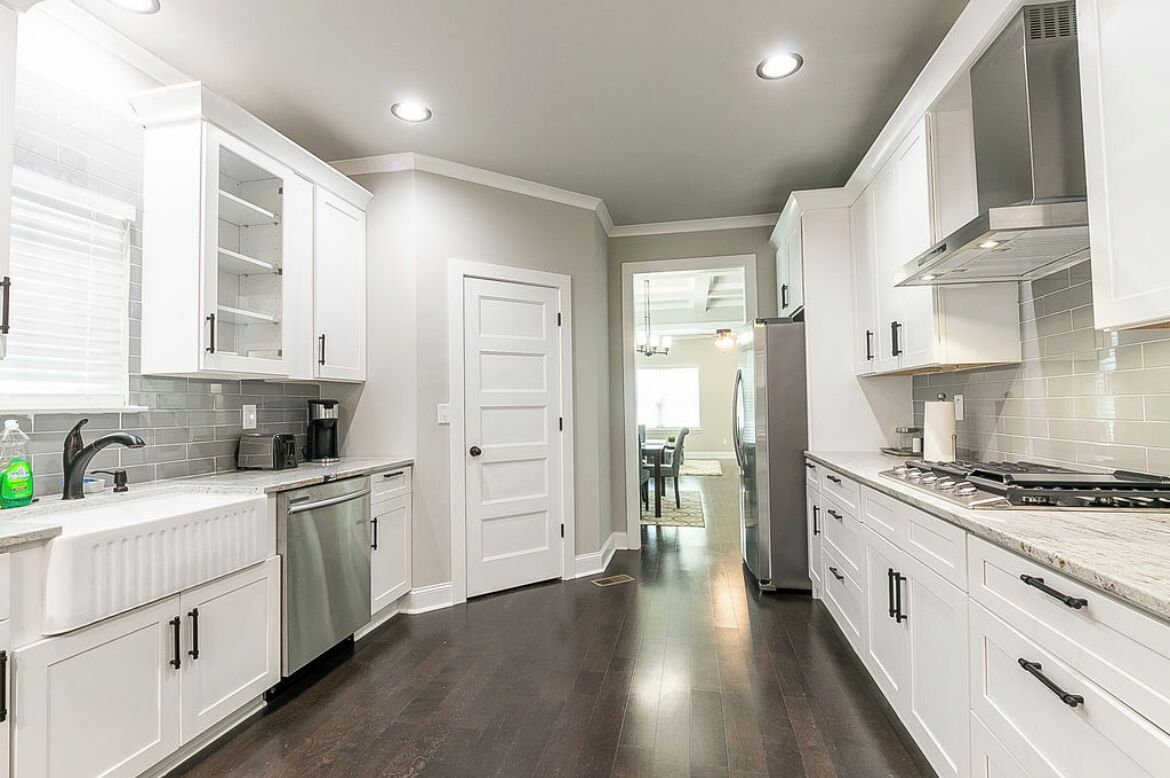 Microwave, dishwasher, cookware/dishes/utensils