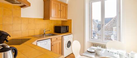 Køleskab, mikrobølgeovn, opvaskemaskine, kaffe-/temaskine