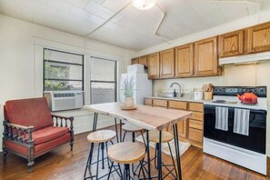 Fridge, microwave, oven, stovetop - The Clementine - Monthly Rental - Walk Everywhere! (Fayetteville)