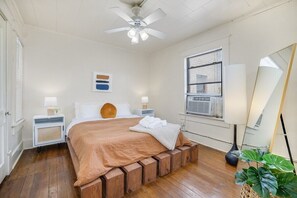 2 bedrooms, iron/ironing board, WiFi, bed sheets - The Clementine - Monthly Rental - Walk Everywhere! (Fayetteville)