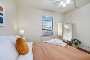 2 habitaciones, tabla de planchar con plancha, wifi y ropa de cama 