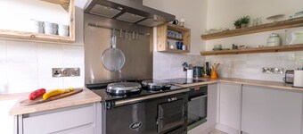 Primrose Cottage – Parking - Sea Views - Sleeps 6  - Dog Friendly