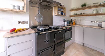 Primrose Cottage – Parking - Sea Views - Sleeps 6 - Dog Friendly