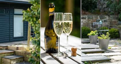 Primrose Cottage – Parking - Sea Views - Sleeps 6 - Dog Friendly