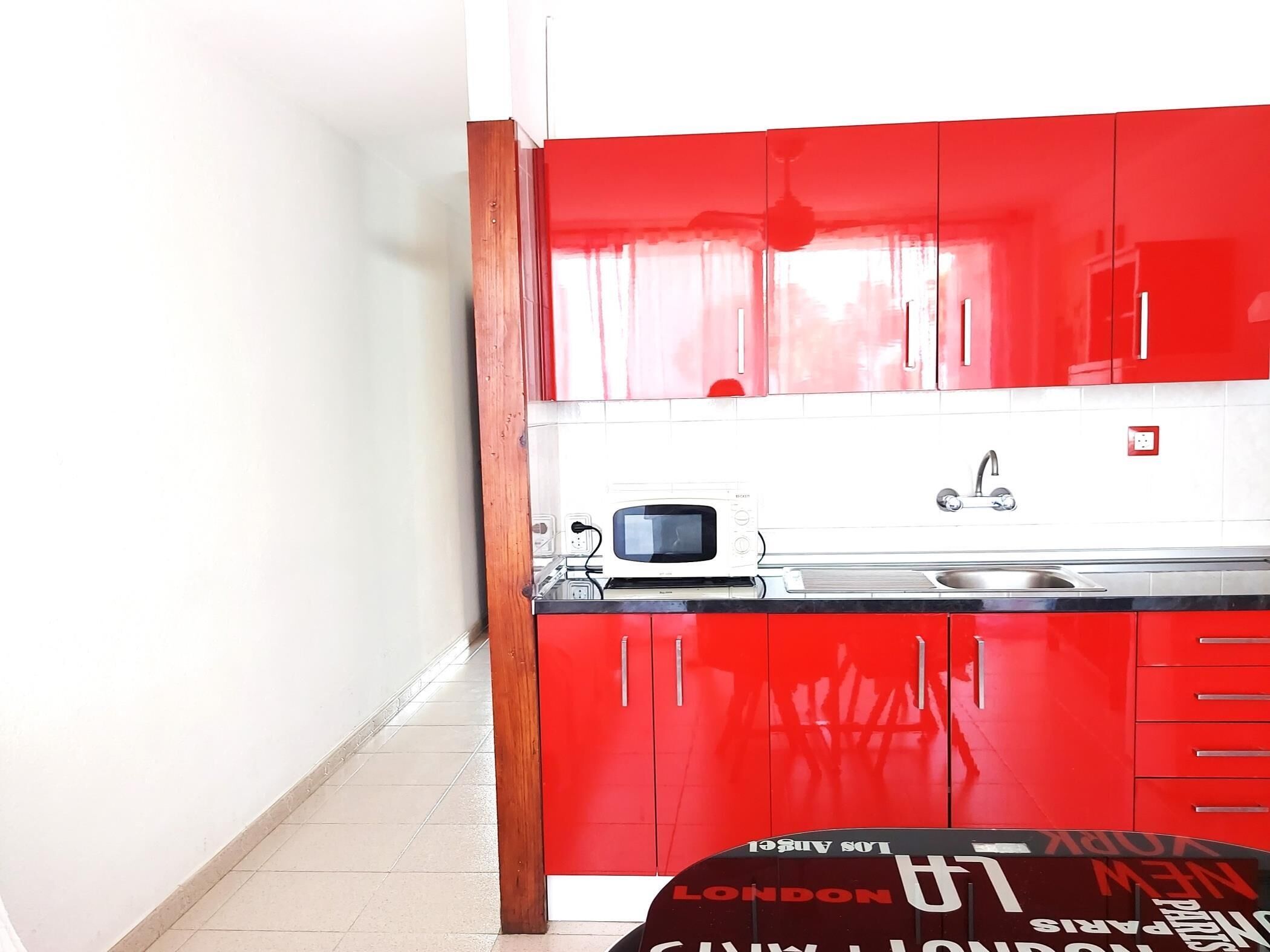 Réfrigérateur, micro-ondes, cafetière/bouilloire, grille-pain