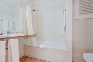Tina, secadora de cabello, jabón, papel de baño 