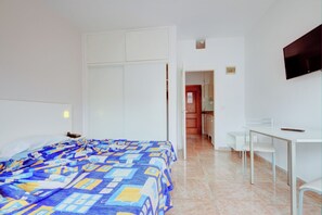 1 chambre, fer et planche à repasser, Wi-Fi gratuit, draps fournis