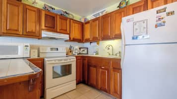 KĂŒhlschrank, Mikrowelle, Ofen, Herdplatte