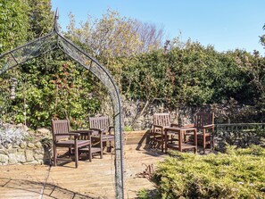 Outdoor dining - St Cuthbert's Retreat (Wooler)