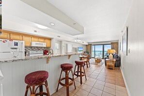 Réfrigérateur, four à micro-ondes, un four, surface de cuisson