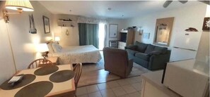 1 soverom, internettilgang og senget øy