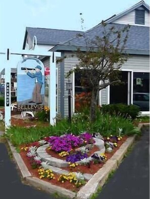 Property grounds - Steps from Wells Beach, Bellevue by the Sea is perfect for your Maine vacation (Wells)