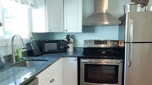 ماكينة لصنع القهوة/الشاي، ثلاجة، ميكروويف، فرن