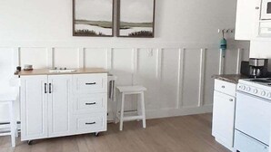 コーヒー / ティーメーカー、冷蔵庫、電子レンジ、オーブン