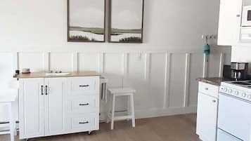 Een koelkast, een magnetron, een oven, een kookplaat