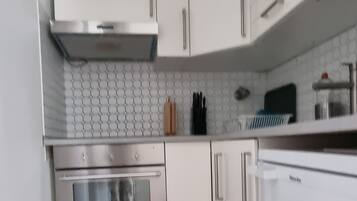 KylskÄp, spishÀll, kaffe- och tebryggare och vattenkokare