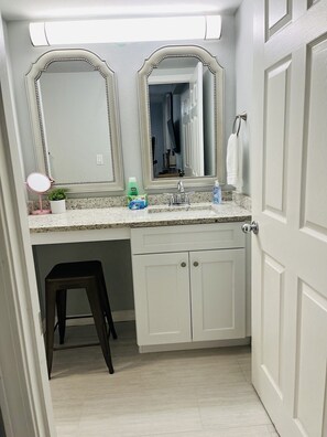 Combined shower/bathtub, hair dryer, towels, soap