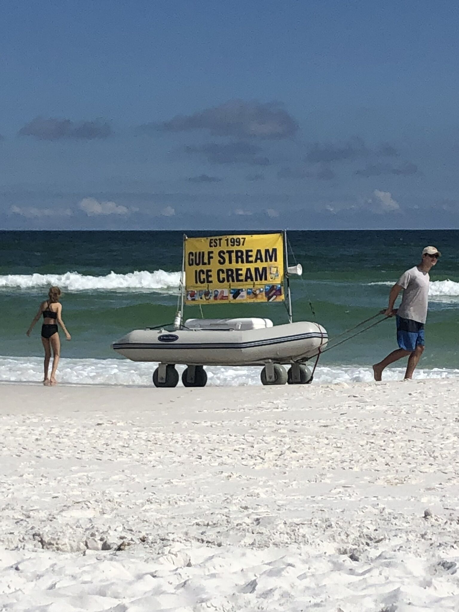 Een strandscène met een bordje voor Gulf Stream ijs.