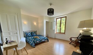 5 Schlafzimmer, Reisekinderbett, kostenloses WLAN, Bettwäsche