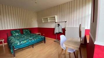 5 bedrooms, travel crib, free WiFi, bed sheets