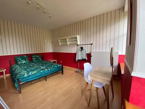 5 Schlafzimmer, Reisekinderbett, kostenloses WLAN, Bettwäsche