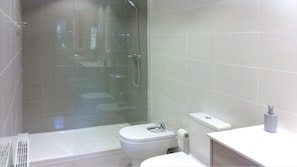 Bruser, hårtørrer, bidet, håndklæder