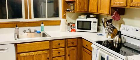 Een koelkast, een magnetron, een oven, een kookplaat