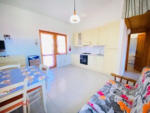 Appartement, 2 chambres | Cuisine privée | Réfrigérateur grande capacité avec congélateur, un four