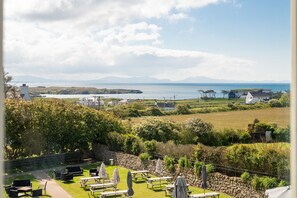 Outdoor dining - The Nest at The White Eagle : Stylish 4-Bed Coastal Escape in Rhoscolyn | Managed by Anglesey Holida (Rhoscolyn)