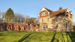 A large, historic building with multiple wings and a spacious lawn. - Historic Manor House - Sleeps 16 - Pool & Hot Tub (Rochester)