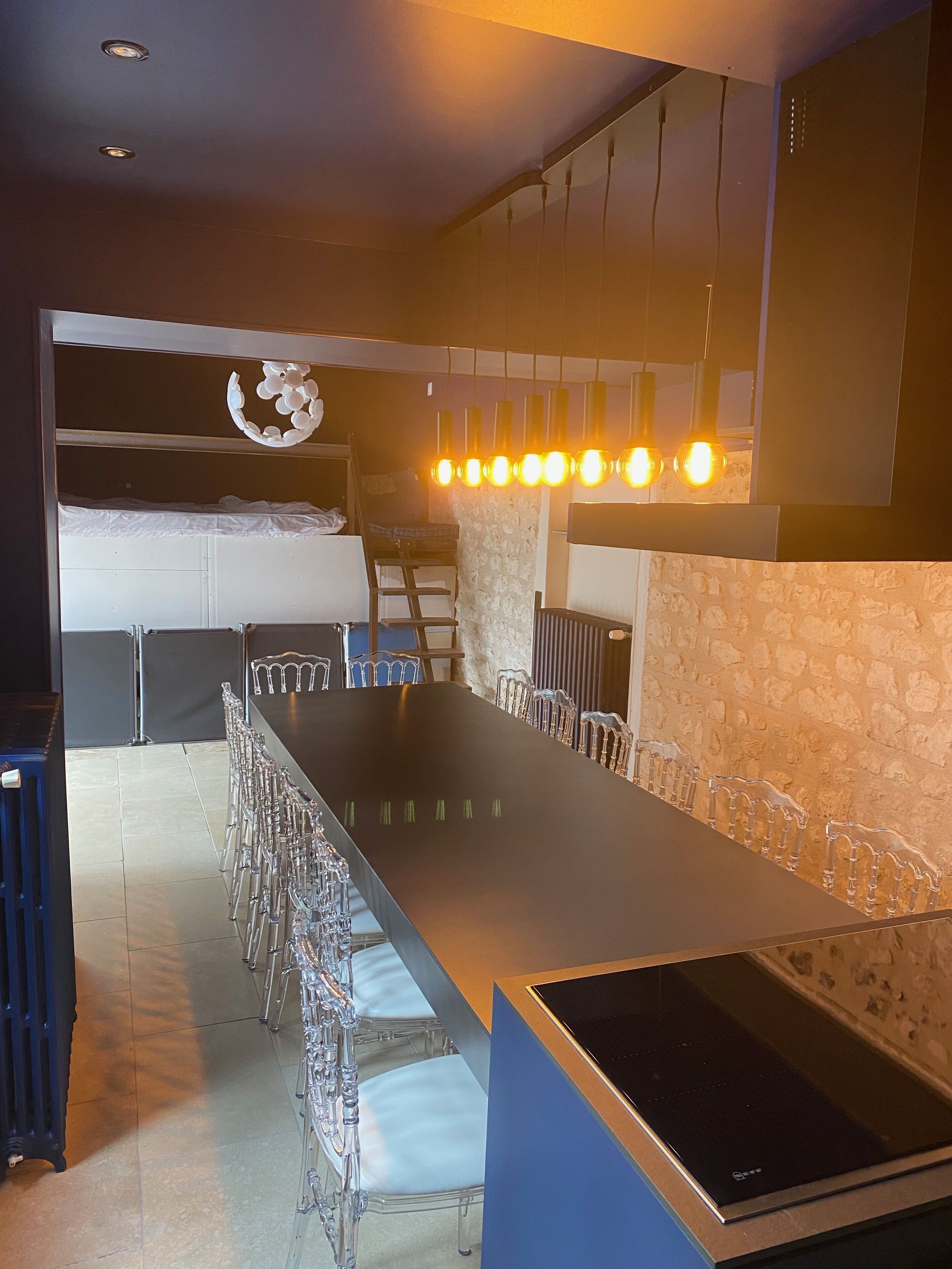  6 Chambres 6 Sbains 12/14 adultes et 6/8 enfants Tennis éclairé Terre battue 